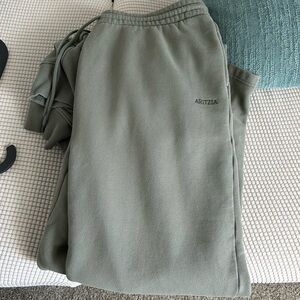 Aritzia sweatpants